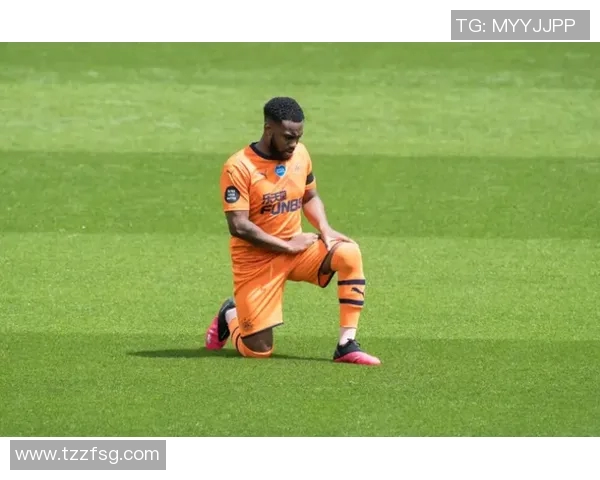 足球明星意外出手阻止保安打球引发热议现场气氛瞬间紧张 足球明星意外出手阻止保安打球引发热议现场气氛瞬间紧张